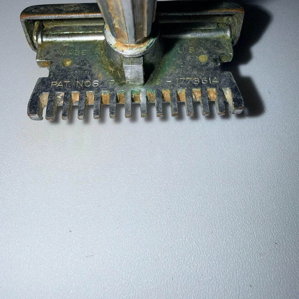 Vintage GEM Micromatic Clog Pruf Single Edge Safety Razor
